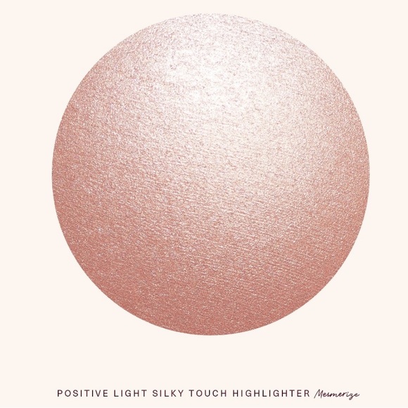 NIB Rare Beauty MESMERIZE ~Rose~ Positive Light Silky Touch Powder Highlighter - Picture 5 of 7